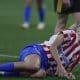 La delantera brasileña del Atlético Gio Garbelini en el momento de lesionarse tras la dura entrada de la jugadora del Manchester United Dominique Janssen, que le ha provocado la rotura de peroné. EFE/ Kiko Huesca