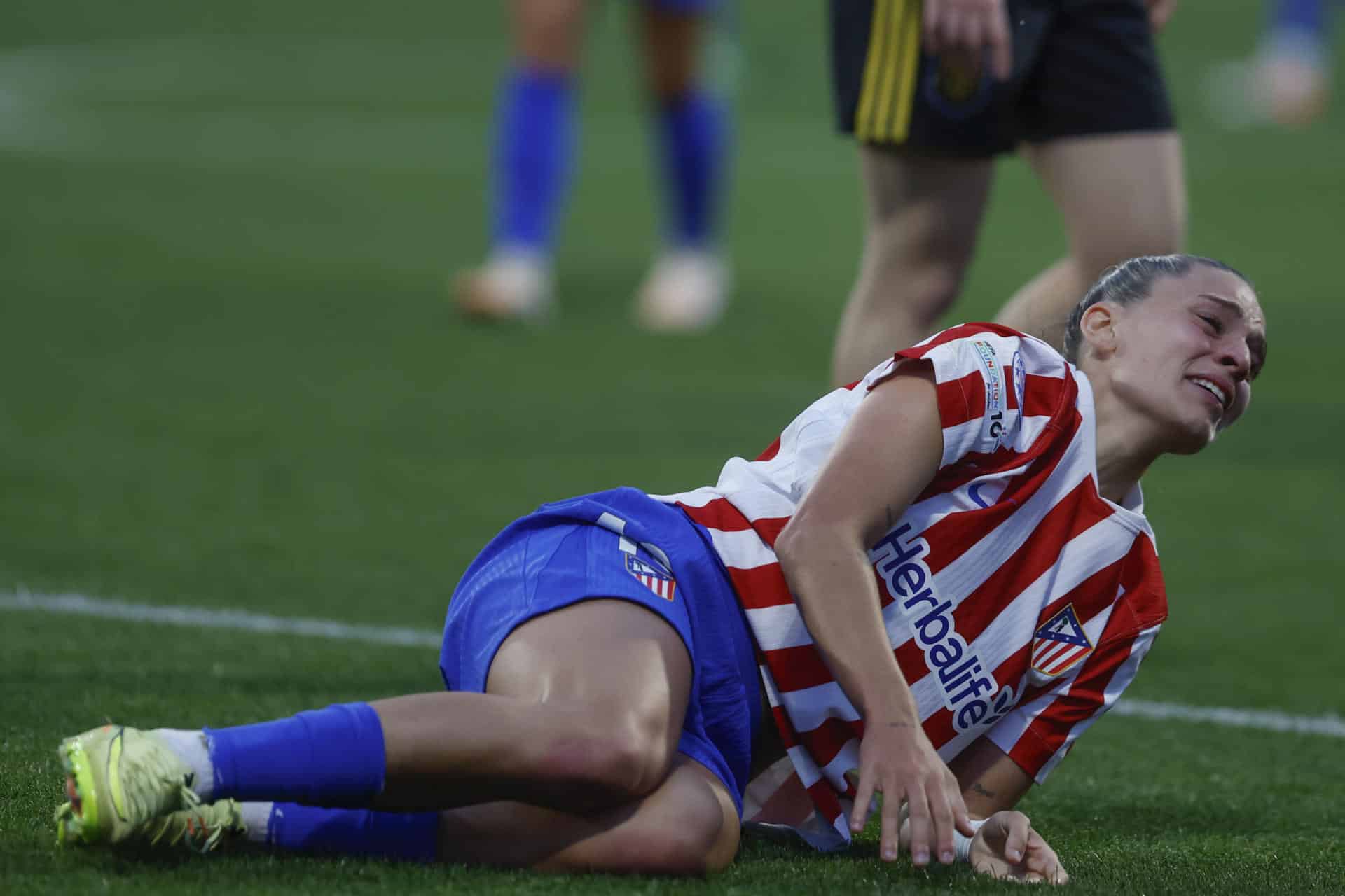 La delantera brasileña del Atlético Gio Garbelini en el momento de lesionarse tras la dura entrada de la jugadora del Manchester United Dominique Janssen, que le ha provocado la rotura de peroné. EFE/ Kiko Huesca