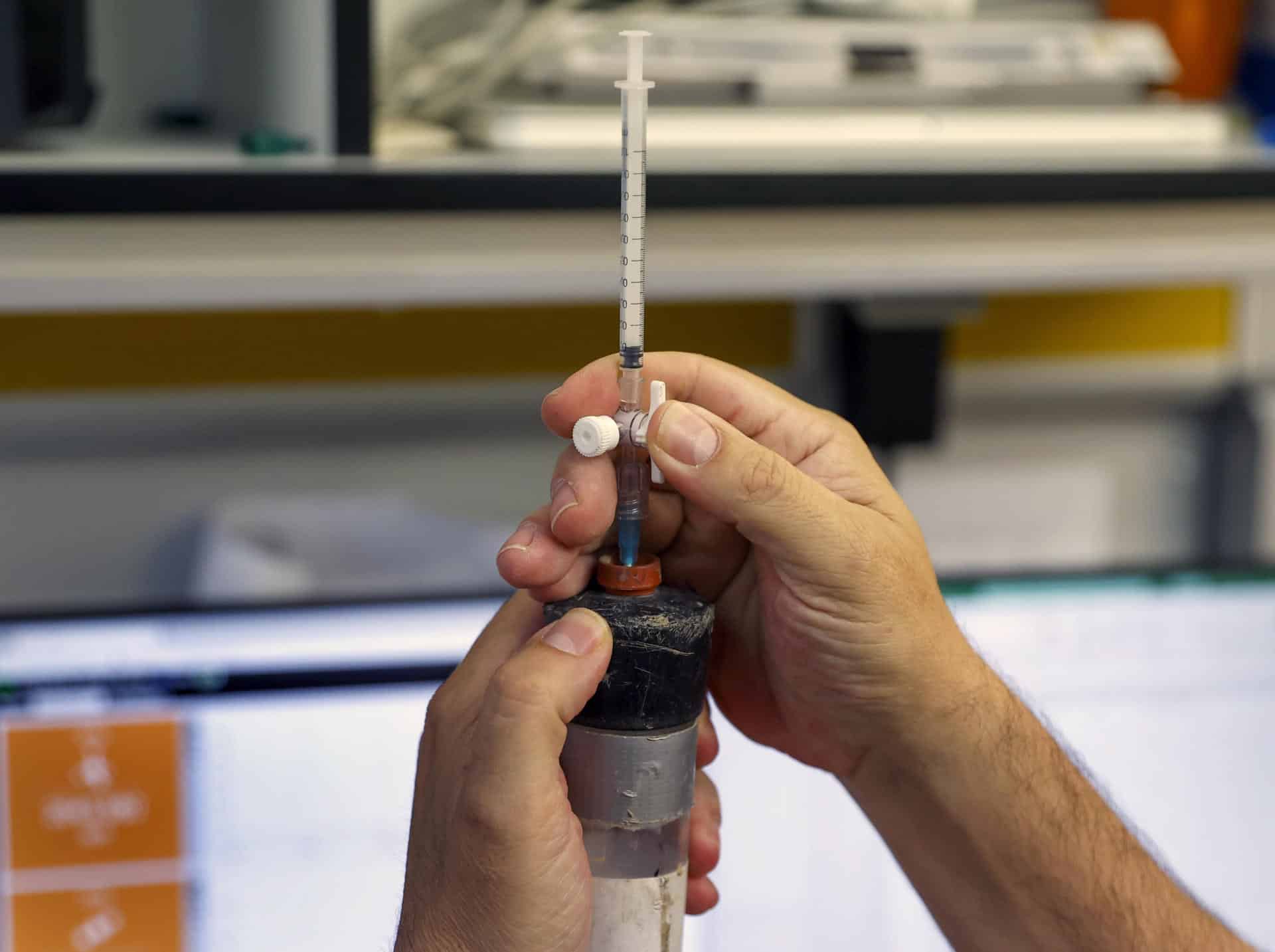 Imagen de archivo de un investigador en un laboratorio. EFE/JJ Guillén