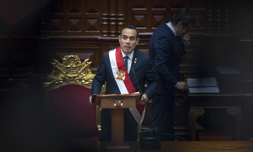 El presidente interino de Perú, José Jerí Oré da un discurso tras jurar su cargo ante el Pleno del Congreso este 10 de octubre de 2025, en Lima, (Perú). EFE/ John Reyes Mejía