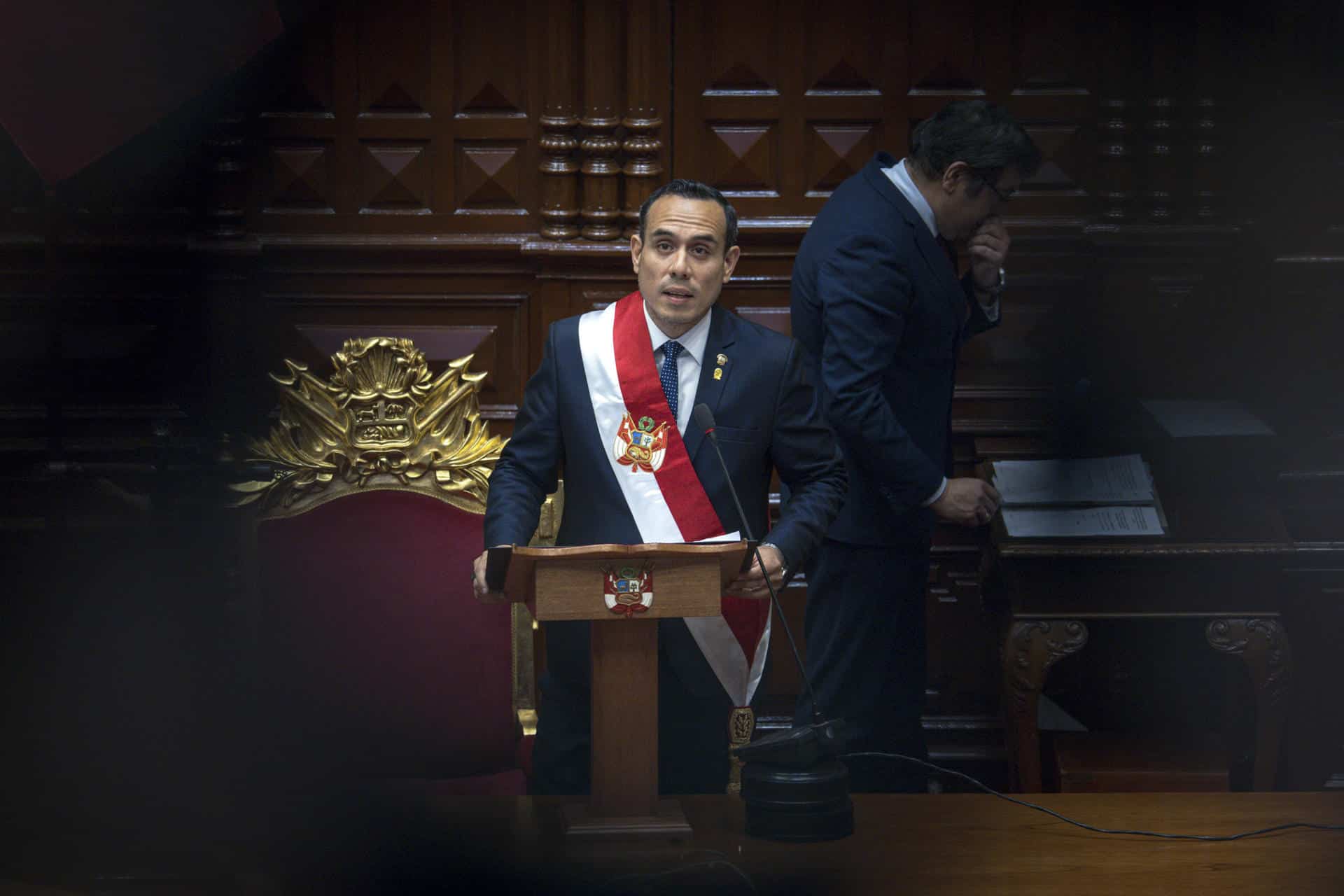 El presidente interino de Perú, José Jerí Oré da un discurso tras jurar su cargo ante el Pleno del Congreso este 10 de octubre de 2025, en Lima, (Perú). EFE/ John Reyes Mejía