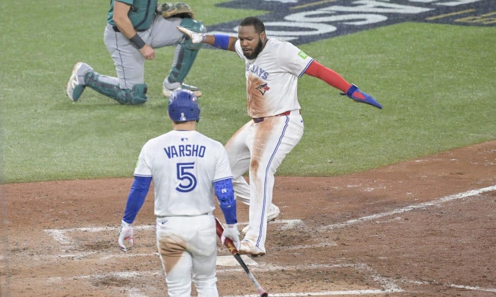 Vladimir Guerrero Jr. (c), de los Azulejos, anota durante el séptimo inning de la Serie de Campeonato de la Liga Americana ante los Marineros. EFE/EPA/EDUARDO LIMA