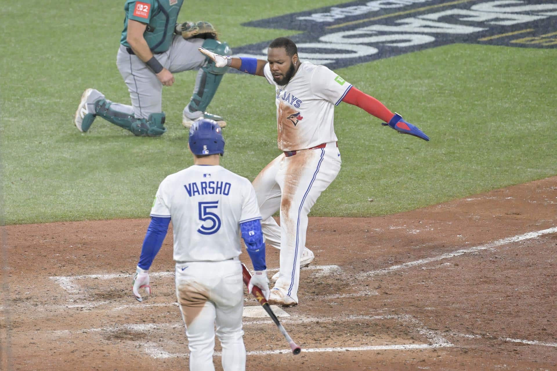 Vladimir Guerrero Jr. (c), de los Azulejos, anota durante el séptimo inning de la Serie de Campeonato de la Liga Americana ante los Marineros. EFE/EPA/EDUARDO LIMA