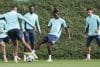 Los delanteros del Athletic Club de Bilbao, Nico Williams (c) e Iñaki Williams (i), durante el entrenamiento con el que el Athletic Club comienza a preparar el partido de Liga de Campeones ante el Qarabag en San Mamés.EFE/Luis Tejido