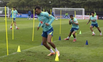 Jugadores de la selección nacional de Brasil en acción durante una sesión de entrenamiento en el Estadio Goyang en Goyang, provincia de Gyeonggi-do, Corea del Sur. Brasil se está preparando para un partido amistoso contra Corea del Sur en el Estadio Mundialista de Sangam en Seúl. EFE/EPA/JEON HEON-KYUN