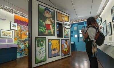 Fotografía del 10 de octubre de 2025 de una persona recorriendo la exposición "¡Wepa! Puertorriqueños en el mundo de los comics!", en la Biblioteca Publica de Nueva York (EE.UU.). EFE/ Angel Colmenares