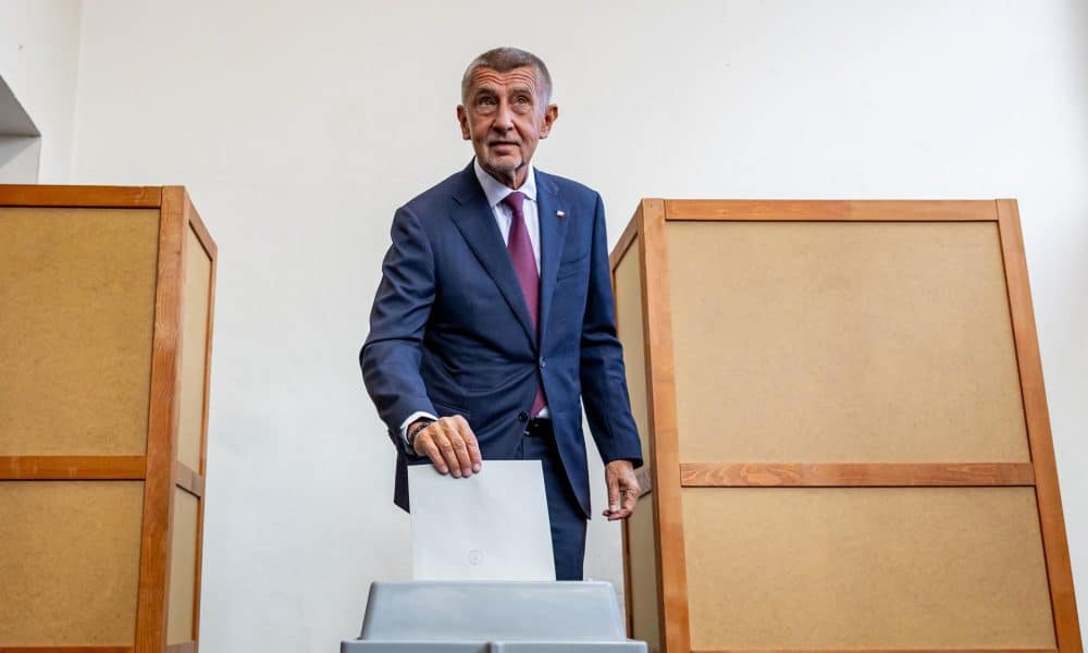 El ex primer ministro checo Andrej Babis, líder del movimiento ANO (SÍ), fue captado este viernes, 3 de octubre, al depositar su voto durante las elecciones parlamentarias checas, en Ostrava (República Checa) EFE/Martin Divisek