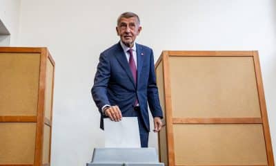 El ex primer ministro checo Andrej Babis, líder del movimiento ANO (SÍ), fue captado este viernes, 3 de octubre, al depositar su voto durante las elecciones parlamentarias checas, en Ostrava (República Checa) EFE/Martin Divisek