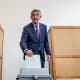 El ex primer ministro checo Andrej Babis, líder del movimiento ANO (SÍ), fue captado este viernes, 3 de octubre, al depositar su voto durante las elecciones parlamentarias checas, en Ostrava (República Checa) EFE/Martin Divisek
