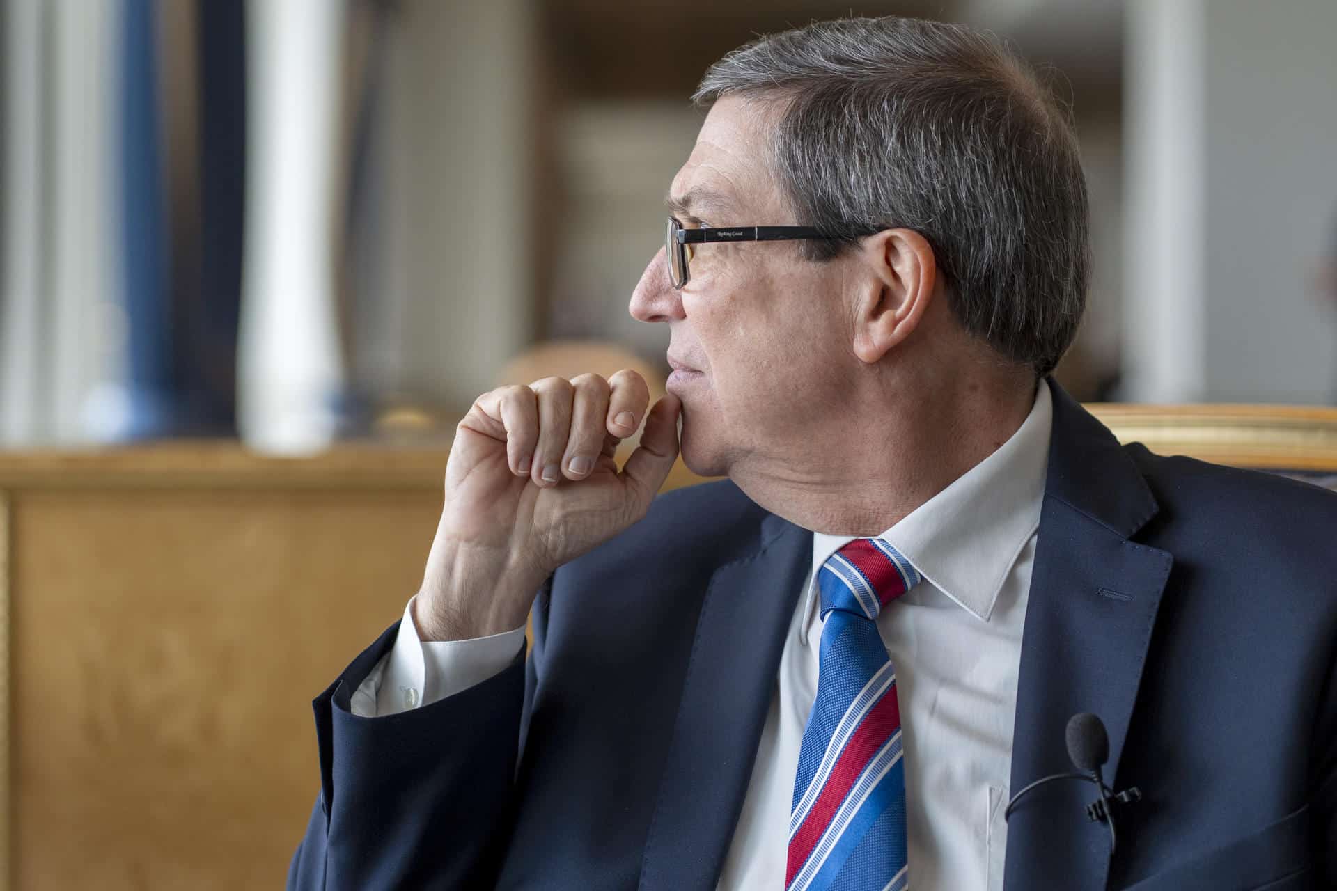 El canciller de Cuba, Bruno Rodríguez Parrilla, posa en una entrevista con EFE este miércoles, en Nueva York (Estados Unidos). EFE/ Ángel Colmenares