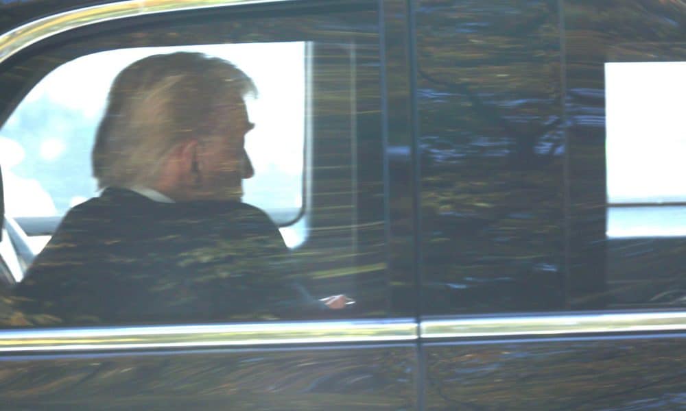El presidente estadounidense Donald Trump fue visto en su vehículo en el hotel Hilton de Gyeongju, provincia de Gyeongsang del Norte, en el sureste de Corea del Sur. EFE/EPA/YONHAP