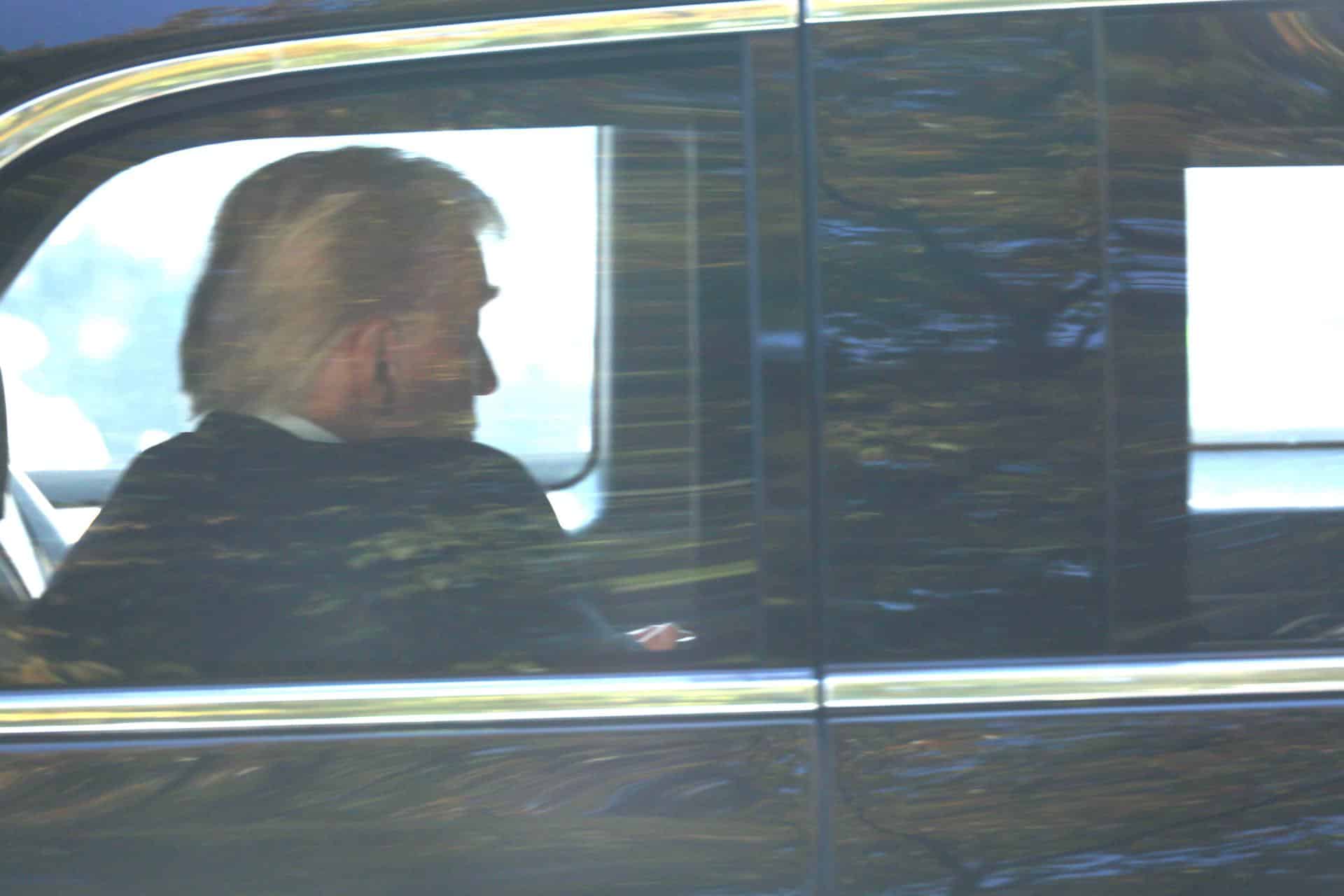 El presidente estadounidense Donald Trump fue visto en su vehículo en el hotel Hilton de Gyeongju, provincia de Gyeongsang del Norte, en el sureste de Corea del Sur. EFE/EPA/YONHAP