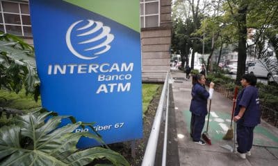 Personas hablan en el exterior de una sucursal de Intercam Banco, en Ciudad en México (México). Imagen de archivo. EFE/ Isaac Esquivel