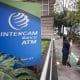 Personas hablan en el exterior de una sucursal de Intercam Banco, en Ciudad en México (México). Imagen de archivo. EFE/ Isaac Esquivel