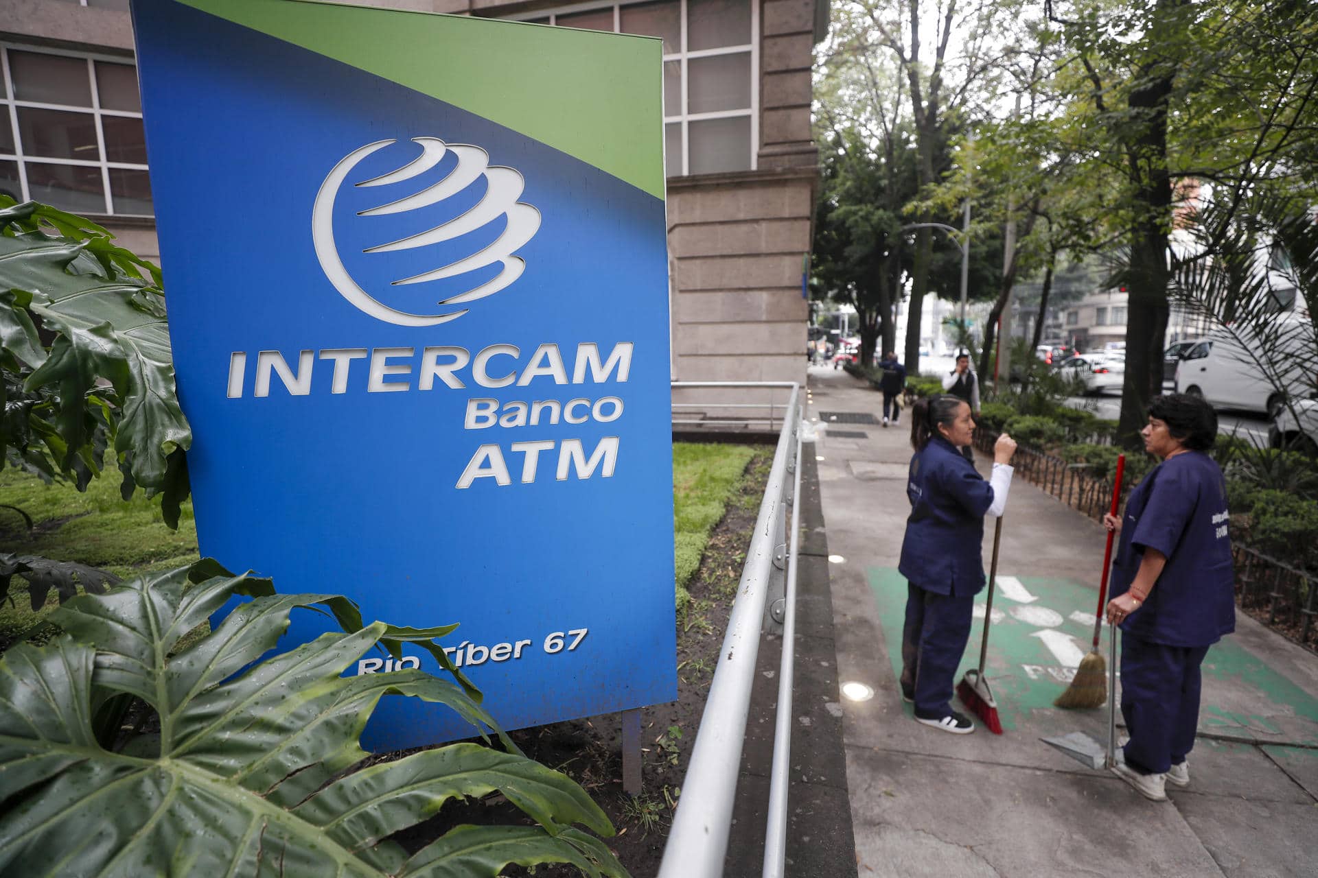 Personas hablan en el exterior de una sucursal de Intercam Banco, en Ciudad en México (México). Imagen de archivo. EFE/ Isaac Esquivel