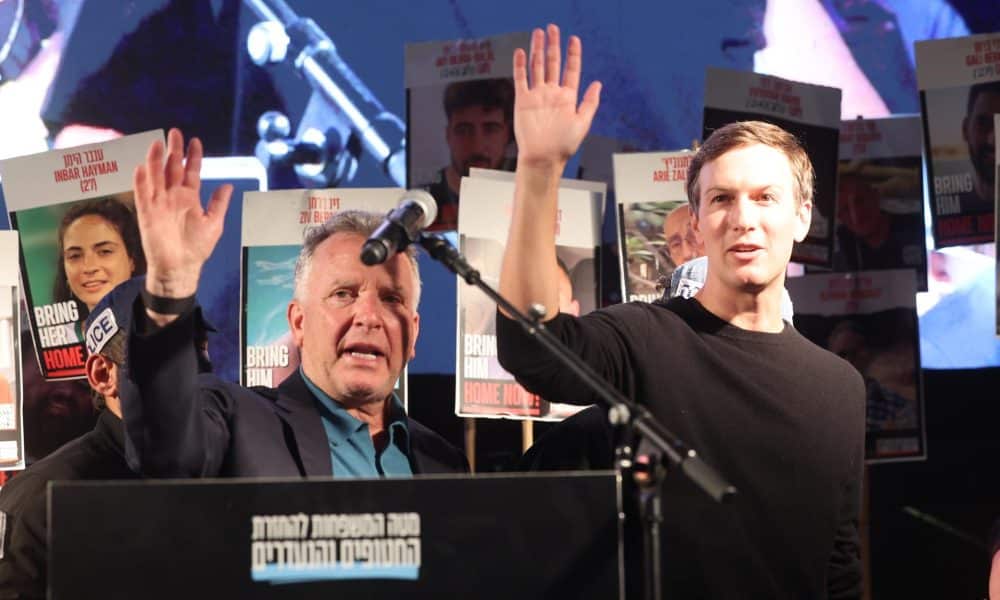 Steve Witkoff (i), enviado especial de Estados Unidos al Medio Oriente, y Jared Kushner, yerno del presidente de Estados Unidos y mediador en el conflicto palestino-israelí, fueron captados el pasado 11 de octubre, al saludar en la 'Plaza de los Rehenes' en Tel Aviv (Israel). EFE/Abir Sultan