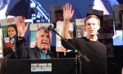 Steve Witkoff (i), enviado especial de Estados Unidos al Medio Oriente, y Jared Kushner, yerno del presidente de Estados Unidos y mediador en el conflicto palestino-israelí, fueron captados el pasado 11 de octubre, al saludar en la 'Plaza de los Rehenes' en Tel Aviv (Israel). EFE/Abir Sultan