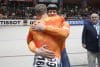 Harrie Lavreysen (atrás), de Países Bajos, celebra su triunfo con su compañero Jeffrey Hoogland en la prueba de Keirin masculino este jueves en el Campeonato del Mundo de Ciclismo en Pista, en Santiago (Chile). EFE/ Osvaldo Villarroel