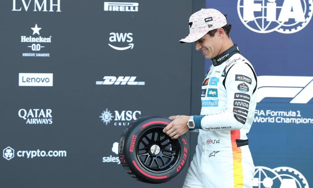 AMDEP7733. CIUDAD DE MÉXICO (MÉXICO), 25/10/2025.- El británico Lando Norris de McLaren, camina con un neumático firmado por él al finalizar la sesión de clasificación del Gran Premio de México de la Fórmula Uno este sábado, en el Autódromo Hermanos Rodríguez en Ciudad de México (México). EFE/ Mario Guzmán