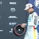 AMDEP7733. CIUDAD DE MÉXICO (MÉXICO), 25/10/2025.- El británico Lando Norris de McLaren, camina con un neumático firmado por él al finalizar la sesión de clasificación del Gran Premio de México de la Fórmula Uno este sábado, en el Autódromo Hermanos Rodríguez en Ciudad de México (México). EFE/ Mario Guzmán