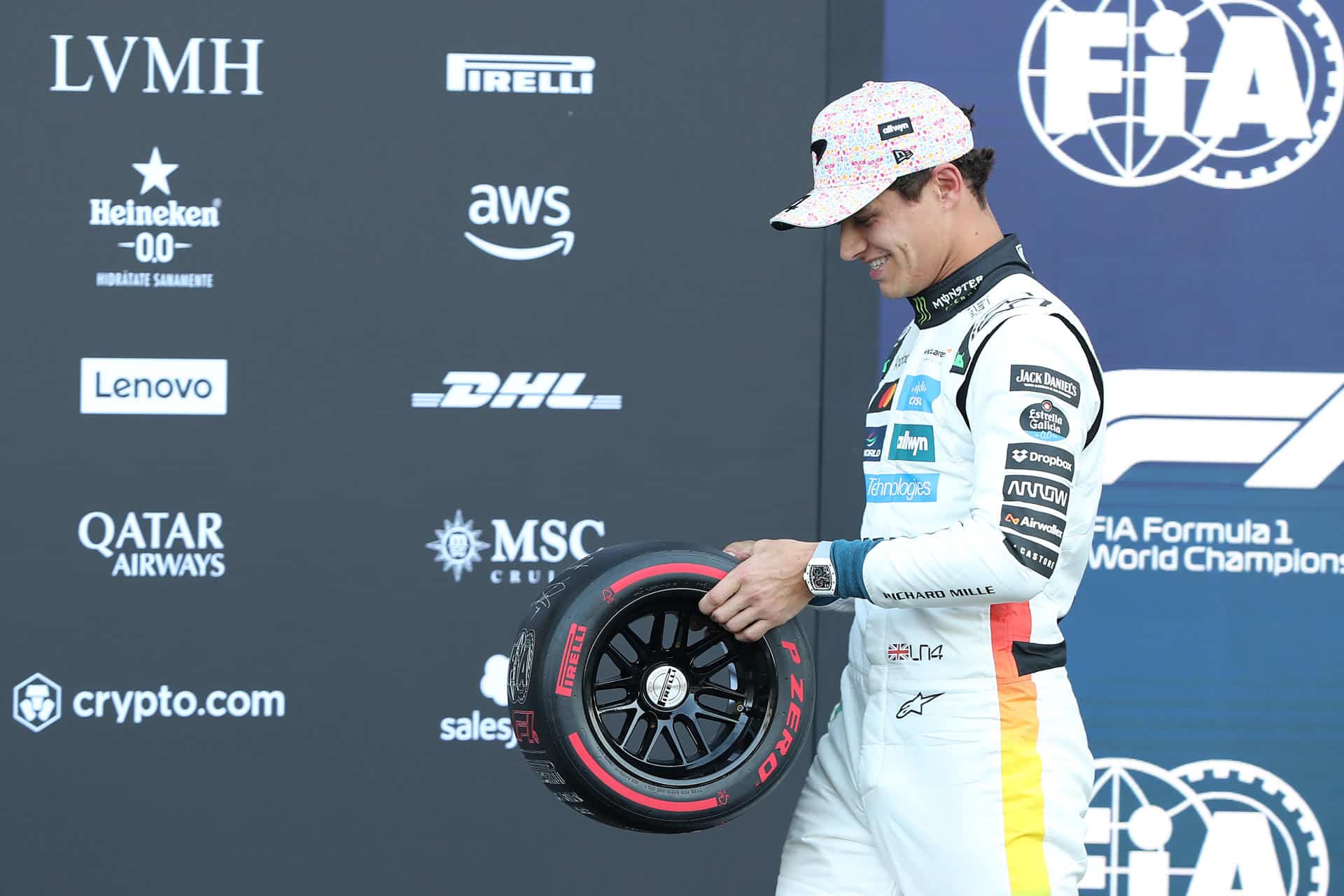 AMDEP7733. CIUDAD DE MÉXICO (MÉXICO), 25/10/2025.- El británico Lando Norris de McLaren, camina con un neumático firmado por él al finalizar la sesión de clasificación del Gran Premio de México de la Fórmula Uno este sábado, en el Autódromo Hermanos Rodríguez en Ciudad de México (México). EFE/ Mario Guzmán