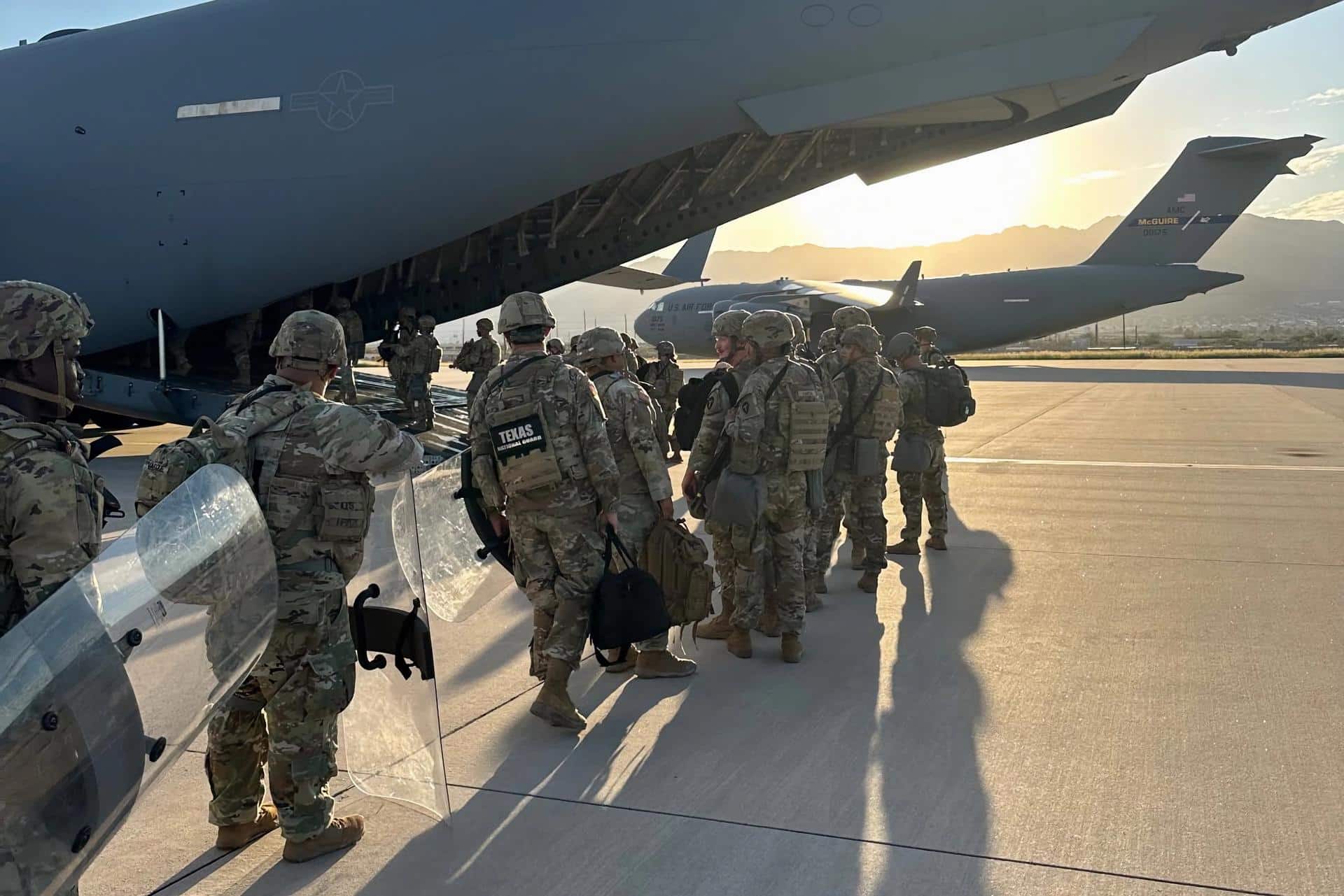 Fotografía tomada de la cuenta oficial @GregAbbott_TX en la red social X del gobernador de Texas Greg Abbott donde aparecen integrantes de la Guardia Nacional de Texas embarcando en un avión rumbo a Chicago. EFE/ @GregAbbott_TX /SOLO USO EDITORIAL/NO VENTAS/SOLO DISPONIBLE PARA ILUSTRAR LA NOTICIA QUE ACOMPAÑA (CRÉDITO OBLIGATORIO)