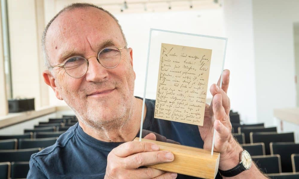 - El centro de documentación dedicado al filósofo y escritor alemán Friedrich Nietzsche de la ciudad de Naumburgo (este de Alemania), ha adquirido por 15.000 euros una carta desconocida del pensador a su admirador Otto Busse, que fue encontrada por los responsables de esa institución recientemente en Berlín. En la imagen, Ralf Eichberg junto  a la carta desconocida y recién adquirida de Friedrich Nietzsche a Otto Busse.  EFE/Centro de Documentación Nietzsche de Naumburgo/SOLO USO EDITORIAL/SOLO DISPONIBLE PARA ILUSTRAR LA NOTICIA QUE ACOMPAÑA (CRÉDITO OBLIGATORIO)