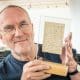 - El centro de documentación dedicado al filósofo y escritor alemán Friedrich Nietzsche de la ciudad de Naumburgo (este de Alemania), ha adquirido por 15.000 euros una carta desconocida del pensador a su admirador Otto Busse, que fue encontrada por los responsables de esa institución recientemente en Berlín. En la imagen, Ralf Eichberg junto  a la carta desconocida y recién adquirida de Friedrich Nietzsche a Otto Busse.  EFE/Centro de Documentación Nietzsche de Naumburgo/SOLO USO EDITORIAL/SOLO DISPONIBLE PARA ILUSTRAR LA NOTICIA QUE ACOMPAÑA (CRÉDITO OBLIGATORIO)