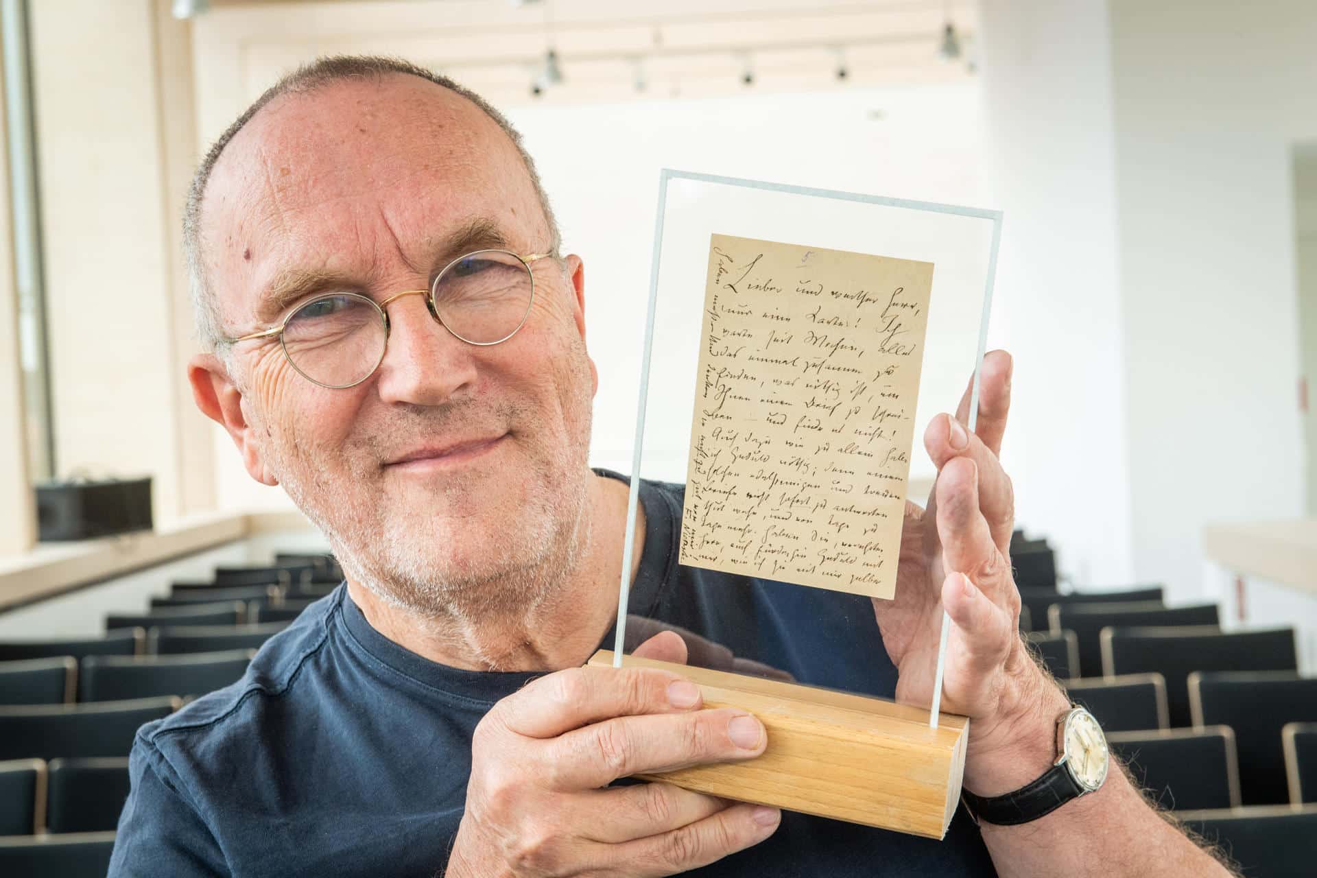- El centro de documentación dedicado al filósofo y escritor alemán Friedrich Nietzsche de la ciudad de Naumburgo (este de Alemania), ha adquirido por 15.000 euros una carta desconocida del pensador a su admirador Otto Busse, que fue encontrada por los responsables de esa institución recientemente en Berlín. En la imagen, Ralf Eichberg junto a la carta desconocida y recién adquirida de Friedrich Nietzsche a Otto Busse. EFE/Centro de Documentación Nietzsche de Naumburgo/SOLO USO EDITORIAL/SOLO DISPONIBLE PARA ILUSTRAR LA NOTICIA QUE ACOMPAÑA (CRÉDITO OBLIGATORIO)