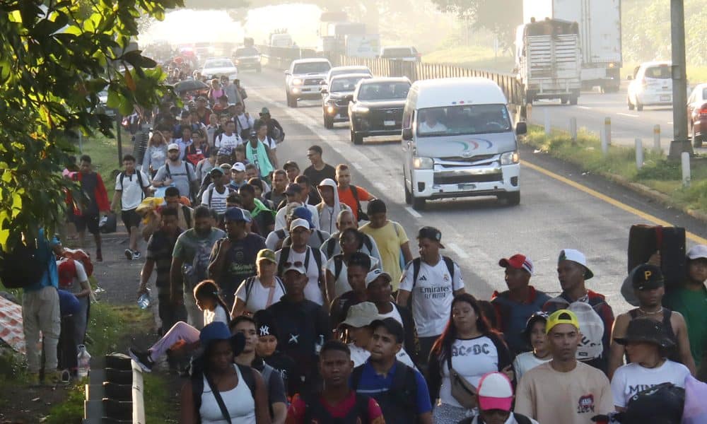 Migrantes caminan en caravana en el municipio de Tapachula en Chiapas (México). Imagen de archivo. EFE/Juan Manuel Blanco