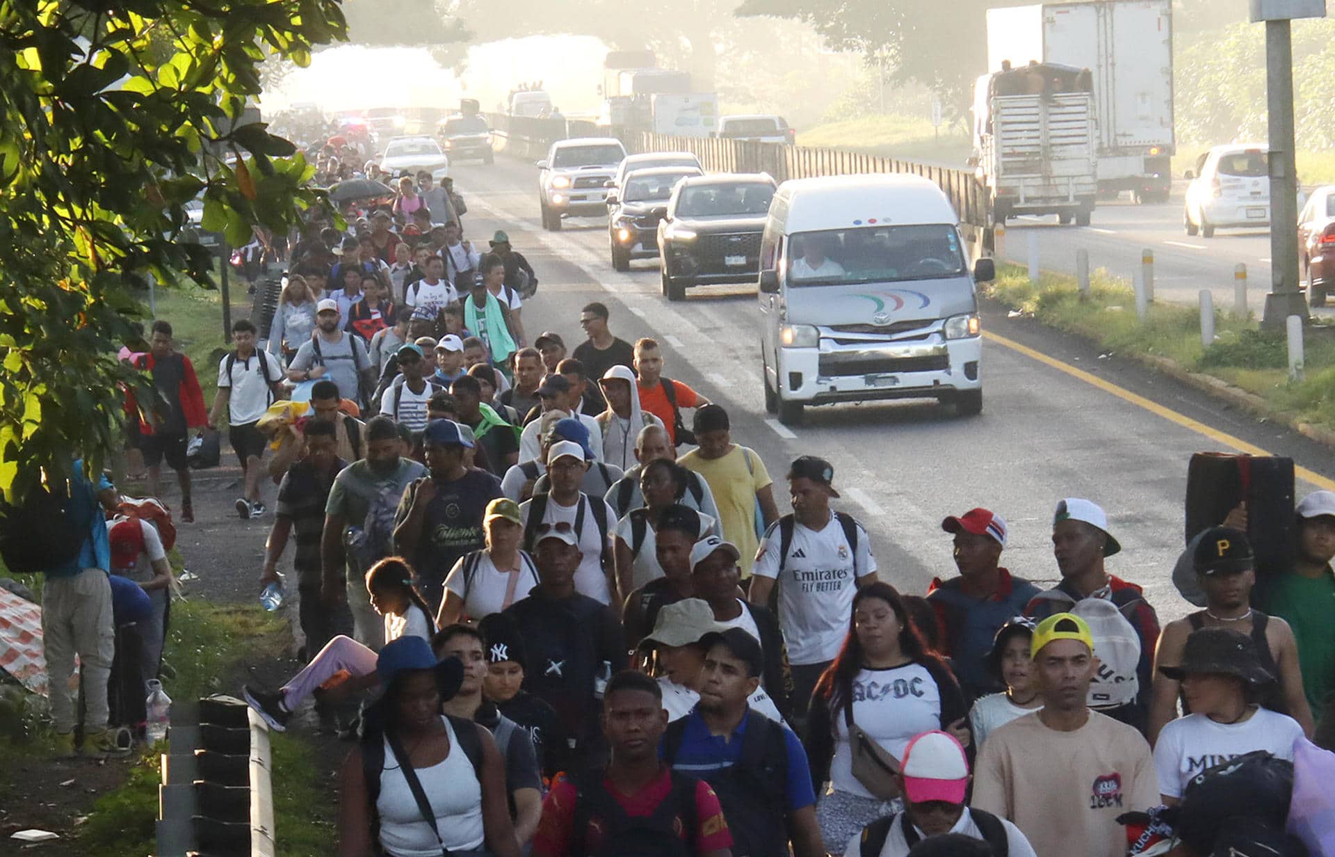 Migrantes caminan en caravana en el municipio de Tapachula en Chiapas (México). Imagen de archivo. EFE/Juan Manuel Blanco