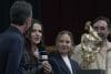 La actriz francesa Juliette Binoche (2-i) recibe el Premio a la Excelencia Artística este sábado, en el marco del Festival Internacional de Cine de Morelia (FICM) en Michoacán (México). EFE/Iván Villanueva
