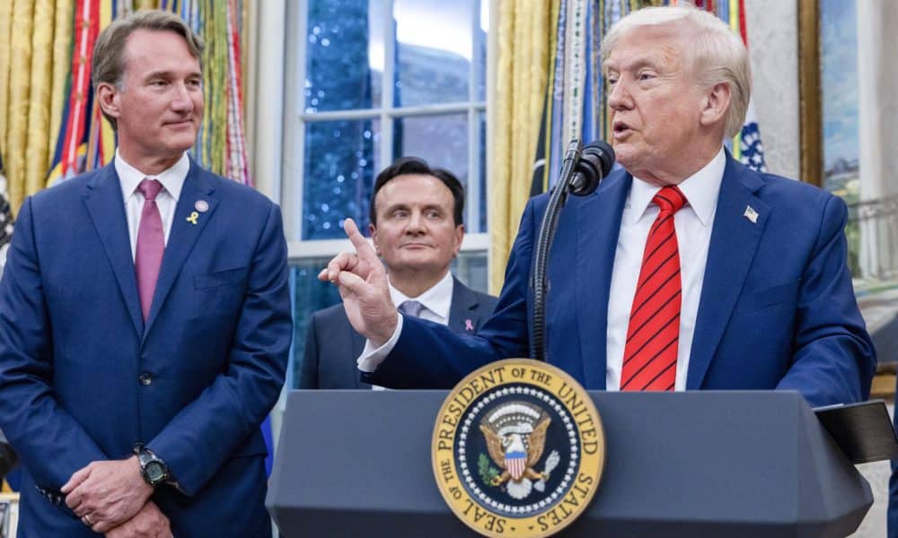 El presidente de EE.UU., Donald Trump, junto con el gobernador de Virginia, Glenn Youngkin (izq.), y el director ejecutivo de AstraZeneca, Pascal Soriot (centro), ofrece declaraciones durante el anuncio de un acuerdo sobre precios de medicamentos en una conferencia de prensa en el Despacho Oval de la Casa Blanca, en Washington D.C., EE. UU., el 10 de octubre de 2025. EFE/EPA/SHAWN THEW / POOL