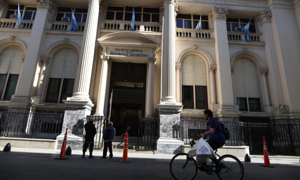 Varias personas cruzan frente a la sede del Banco Central de la República Argentina, en una fotografía de archivo. EFE/ Juan Ignacio Roncoroni