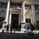 Varias personas cruzan frente a la sede del Banco Central de la República Argentina, en una fotografía de archivo. EFE/ Juan Ignacio Roncoroni