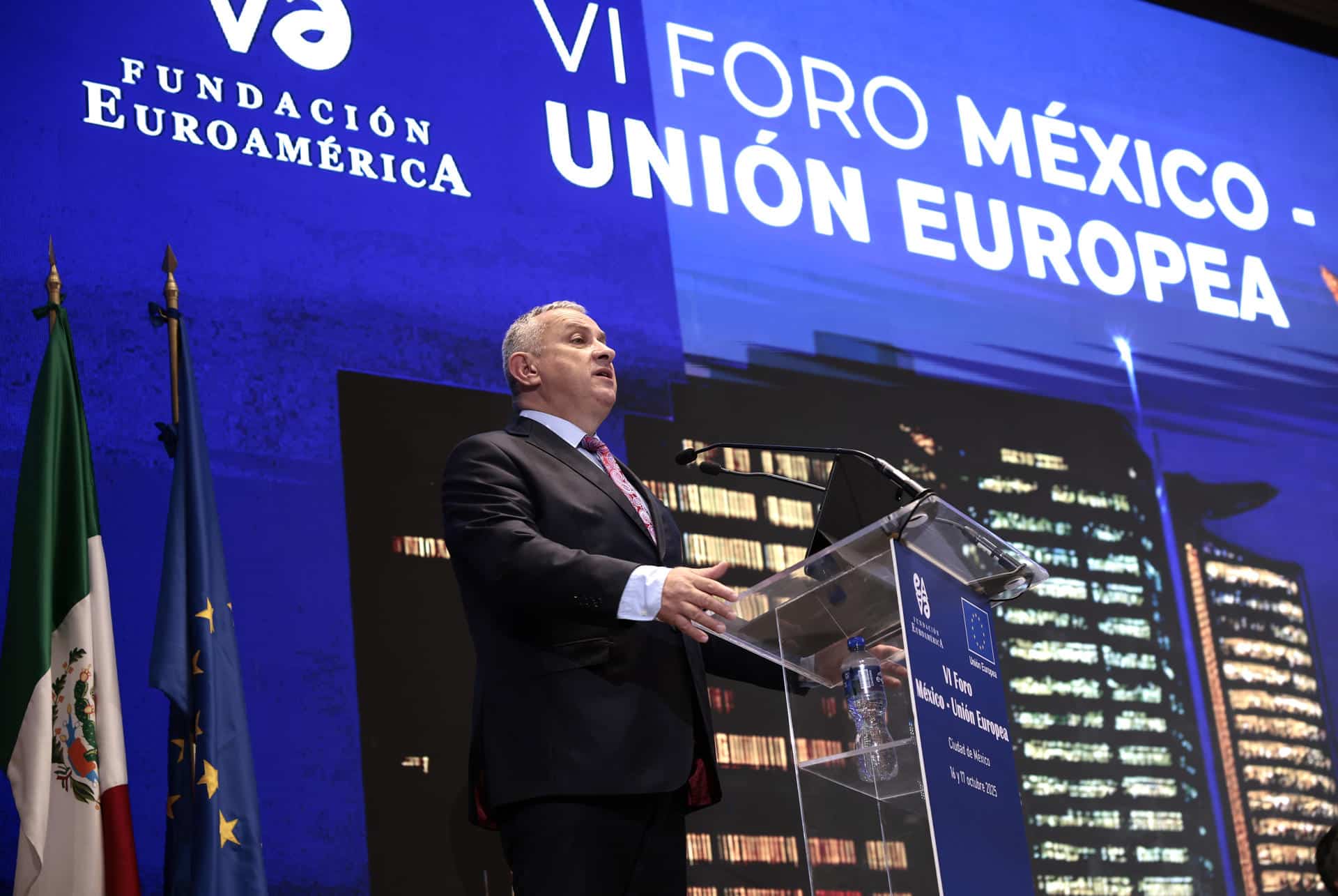 El comisario europeo de Asociaciones Internacionales, Jozef Síkela, habla durante el VI Foro México-Unión Europea este jueves, en Ciudad de México (México). EFE/José Méndez