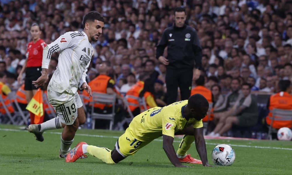 El centrocampista del Real Madrid Daniel Ceballos y el delantero del Villarreal Nicolas Pepe, durante el partido de la octava jornada disputado el 4 de octubre, en el estadio Santiago Bernabéu.- EFE/ Javier Lizón