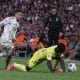 El centrocampista del Real Madrid Daniel Ceballos y el delantero del Villarreal Nicolas Pepe, durante el partido de la octava jornada disputado el 4 de octubre, en el estadio Santiago Bernabéu.- EFE/ Javier Lizón