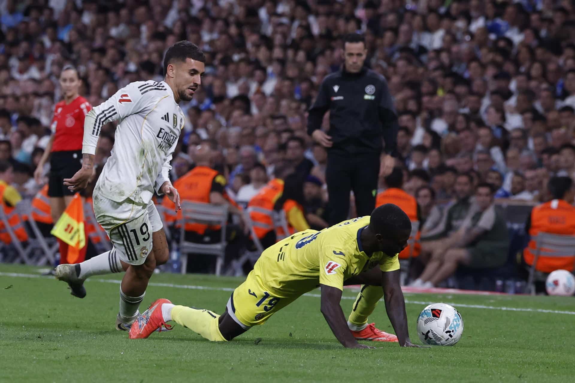 El centrocampista del Real Madrid Daniel Ceballos y el delantero del Villarreal Nicolas Pepe, durante el partido de la octava jornada disputado el 4 de octubre, en el estadio Santiago Bernabéu.- EFE/ Javier Lizón