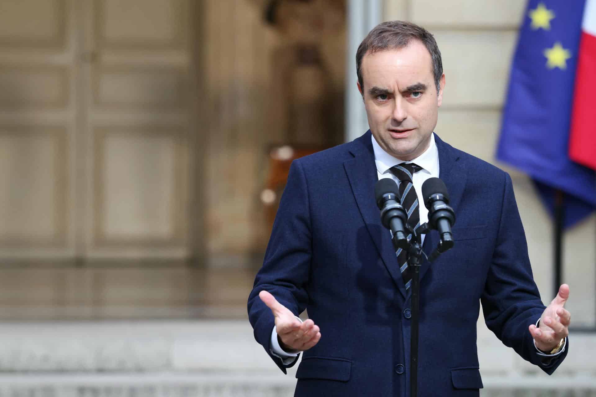 El primer ministro francés, Sébastien Lecornu, pronuncia una declaración en el Hotel Matignon en París, Francia, el 3 de octubre de 2025, antes de las consultas con los partidos políticos antes del anuncio del nuevo gobierno. (Francia) EFE/EPA/ALAIN JOCARD / POOL MAXPPP OUT