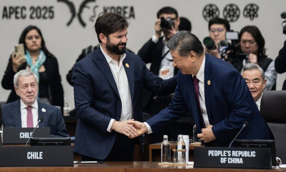 Fotografía cedida por la Presidencia de Chile, que muestra al presidente de Chile, Gabriel Boric (i), saludando a su homólogo de China, Xi Jinping (d) este viernes, durante el foro APEC, en Gyeongju (Corea del Sur). EFE/ Presidencia de Chile/ Marcelo Segura