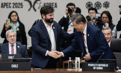 Fotografía cedida por la Presidencia de Chile, que muestra al presidente de Chile, Gabriel Boric (i), saludando a su homólogo de China, Xi Jinping (d) este viernes, durante el foro APEC, en Gyeongju (Corea del Sur). EFE/ Presidencia de Chile/ Marcelo Segura