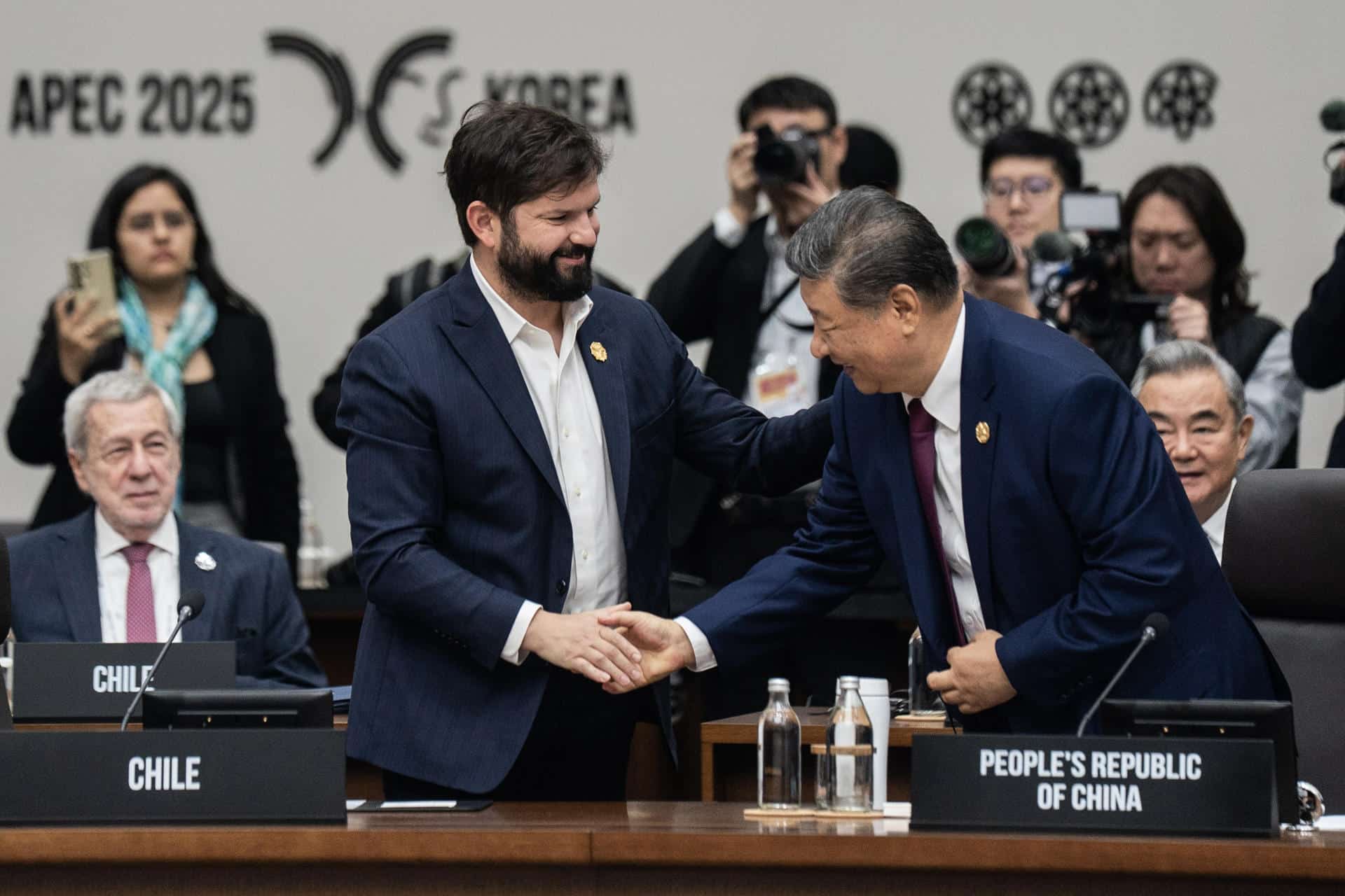 Fotografía cedida por la Presidencia de Chile, que muestra al presidente de Chile, Gabriel Boric (i), saludando a su homólogo de China, Xi Jinping (d) este viernes, durante el foro APEC, en Gyeongju (Corea del Sur). EFE/ Presidencia de Chile/ Marcelo Segura