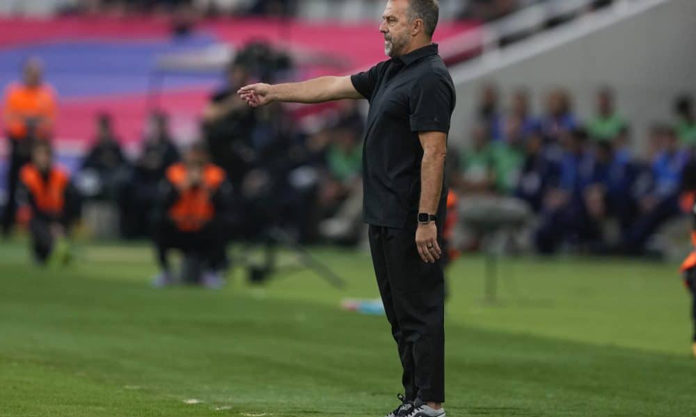 El entrenador del Barça, Hansi Flick, durante el partido de la jornada 9 de LaLiga EA Sports, entre el FC Barcelona y el Girona FC, en el estadio Olímpico de Montjuic, en Barcelona. EFE/ Alejandro Garcia
