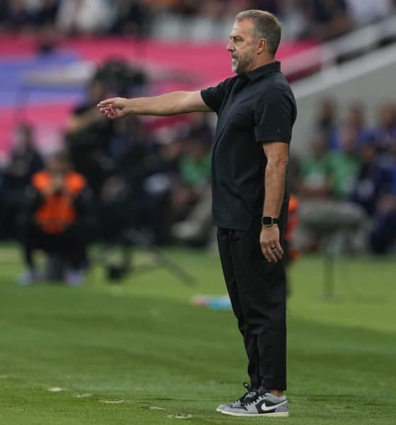 El entrenador del Barça, Hansi Flick, durante el partido de la jornada 9 de LaLiga EA Sports, entre el FC Barcelona y el Girona FC, en el estadio Olímpico de Montjuic, en Barcelona. EFE/ Alejandro Garcia