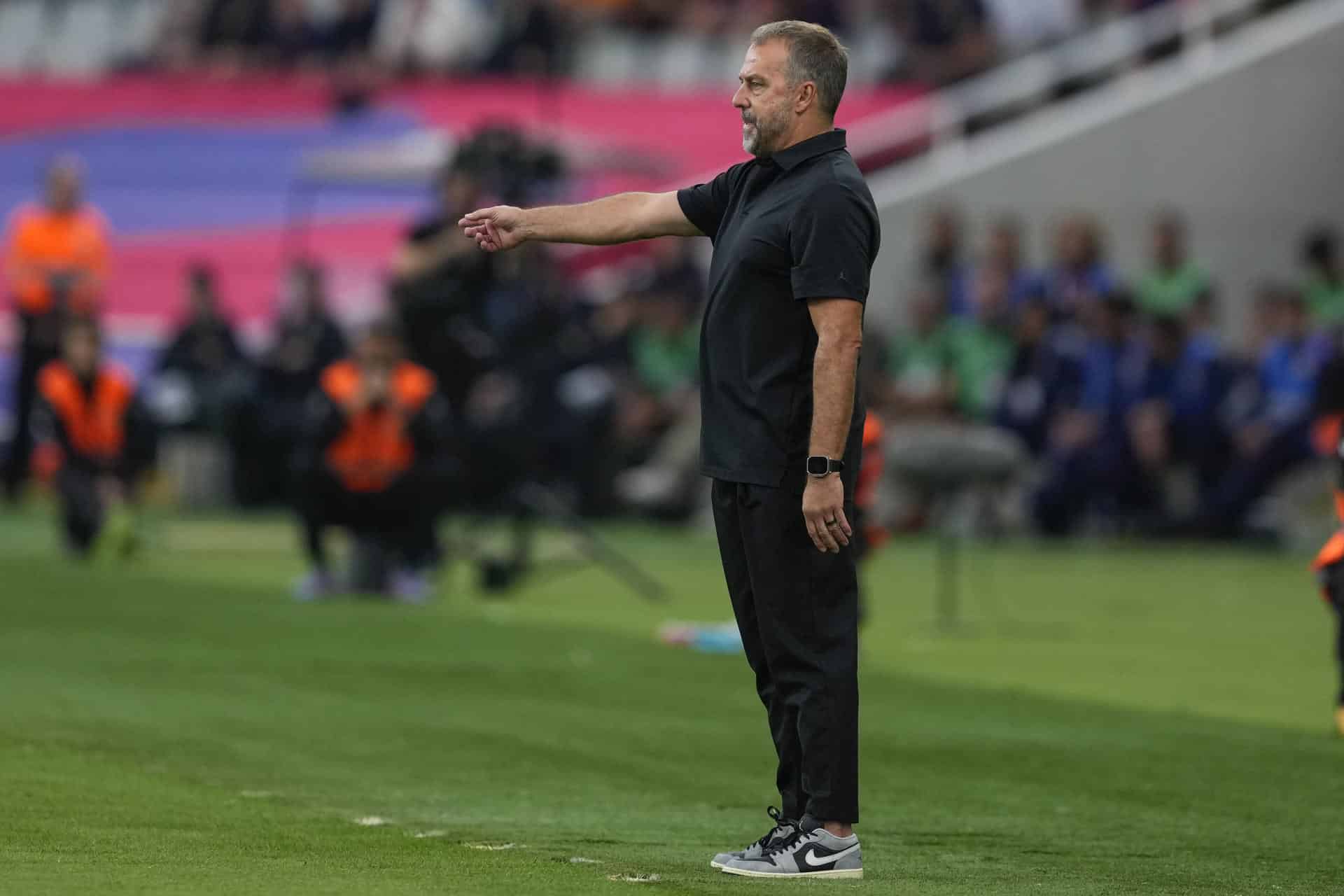 El entrenador del Barça, Hansi Flick, durante el partido de la jornada 9 de LaLiga EA Sports, entre el FC Barcelona y el Girona FC, en el estadio Olímpico de Montjuic, en Barcelona. EFE/ Alejandro Garcia
