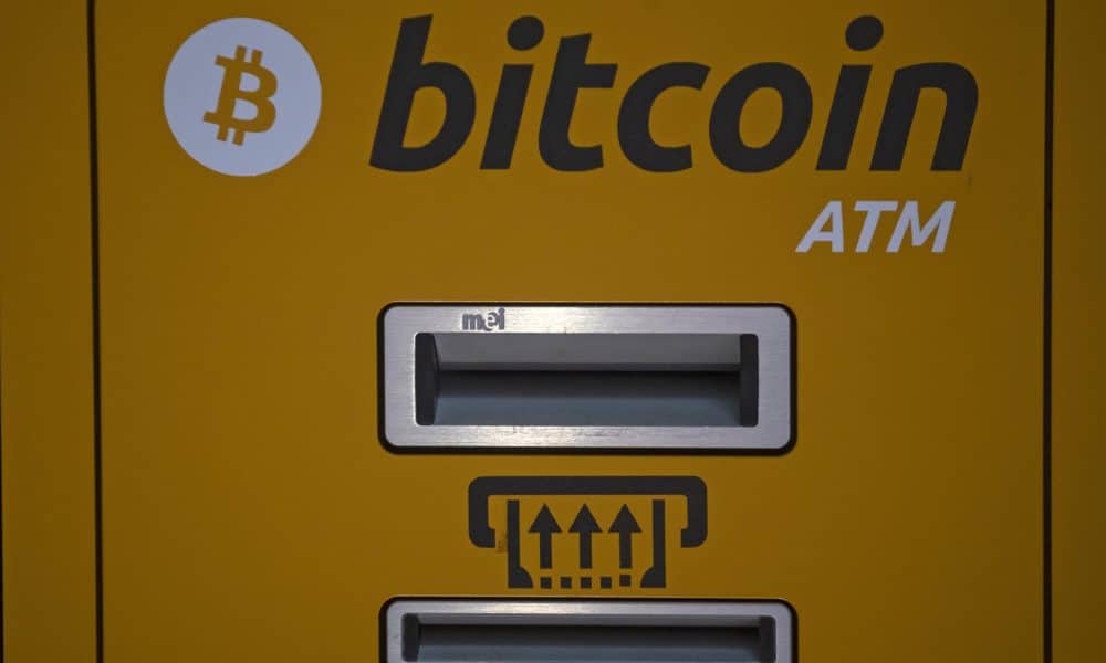 Fotografía de archivo de un cajero de criptomonedas en una plaza comercial en Ciudad de México (México). EFE/ Isaac Esquivel