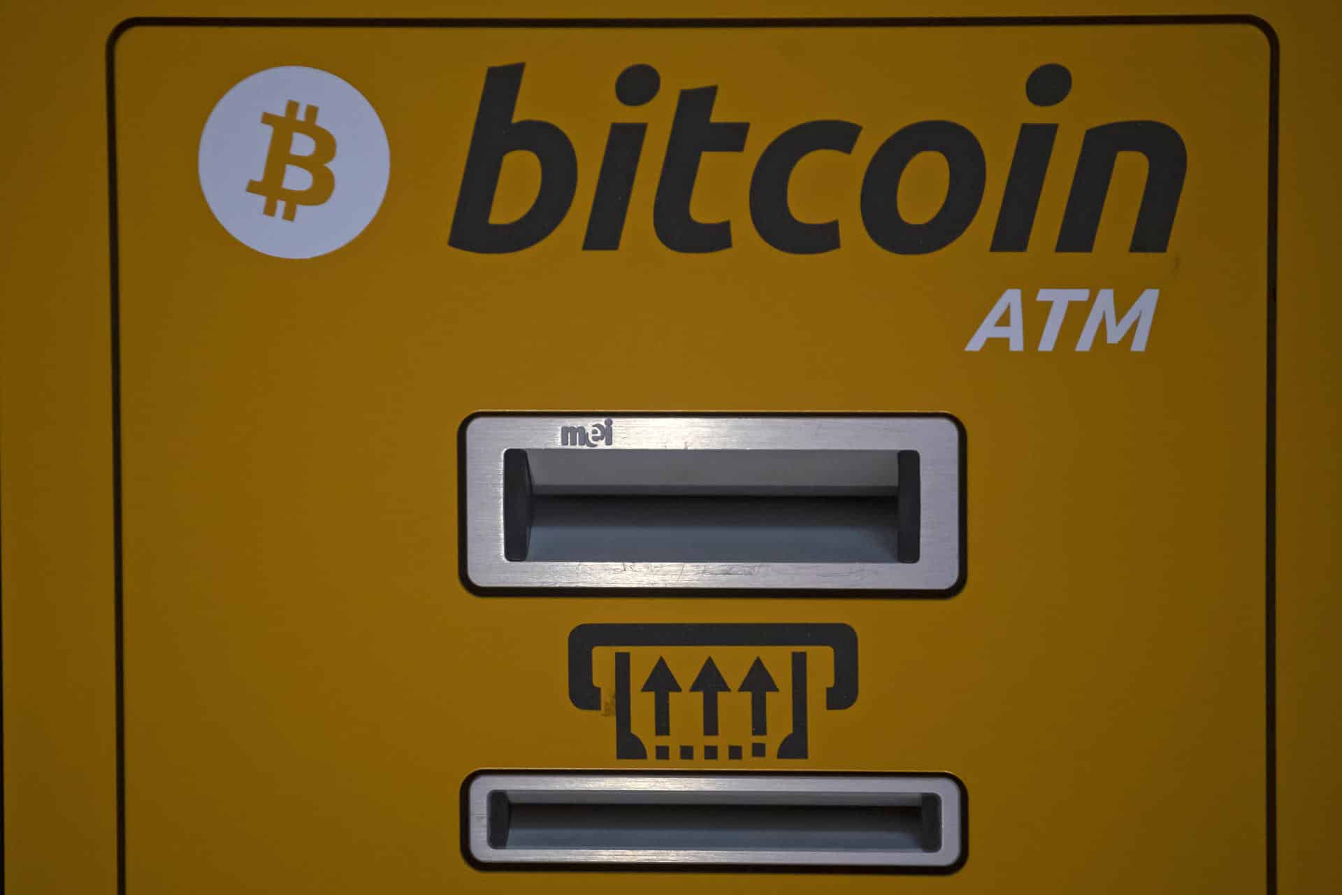 Fotografía de archivo de un cajero de criptomonedas en una plaza comercial en Ciudad de México (México). EFE/ Isaac Esquivel