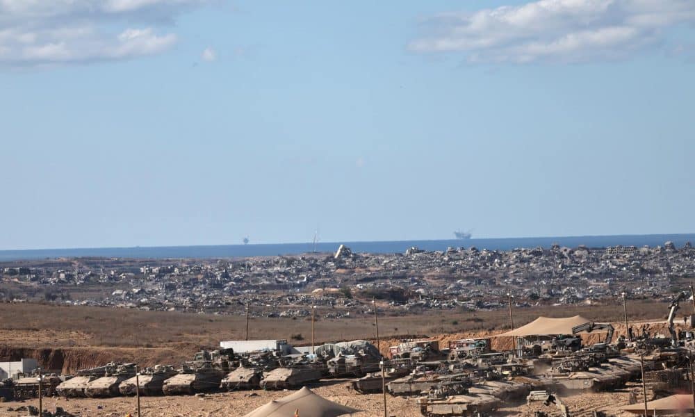 Tanques israelíes reunidos junto a la frontera israelí de Gaza en el sur de Israel, tras retirarse de la Franja tras el acuerdo entre Israel y Hamás, el 14 de octubre de 2025. EFE/EPA/ATEF SAFADI
