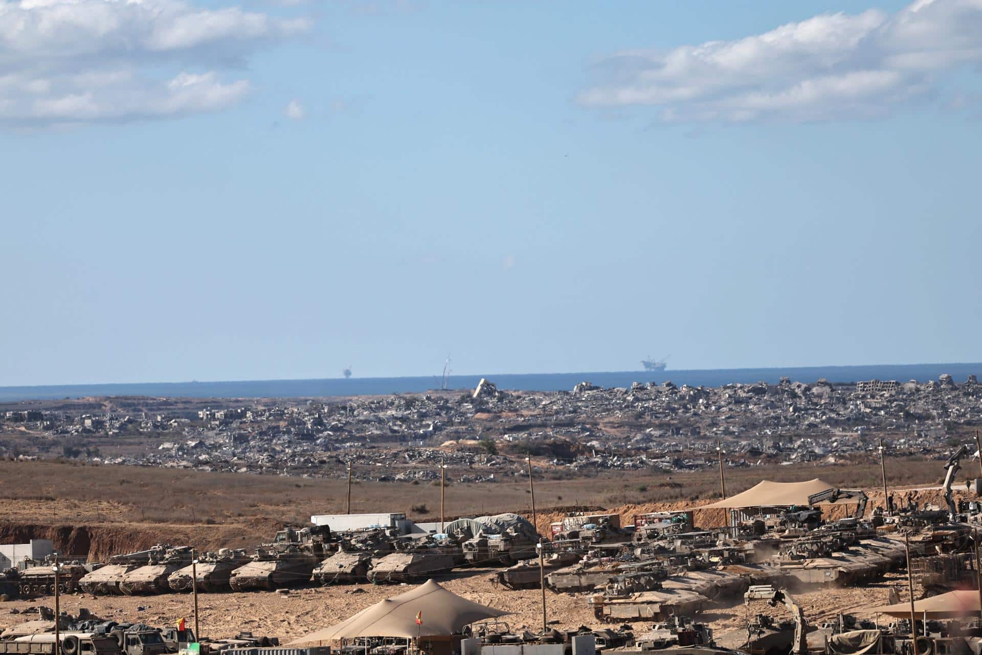 Tanques israelíes reunidos junto a la frontera israelí de Gaza en el sur de Israel, tras retirarse de la Franja tras el acuerdo entre Israel y Hamás, el 14 de octubre de 2025. EFE/EPA/ATEF SAFADI